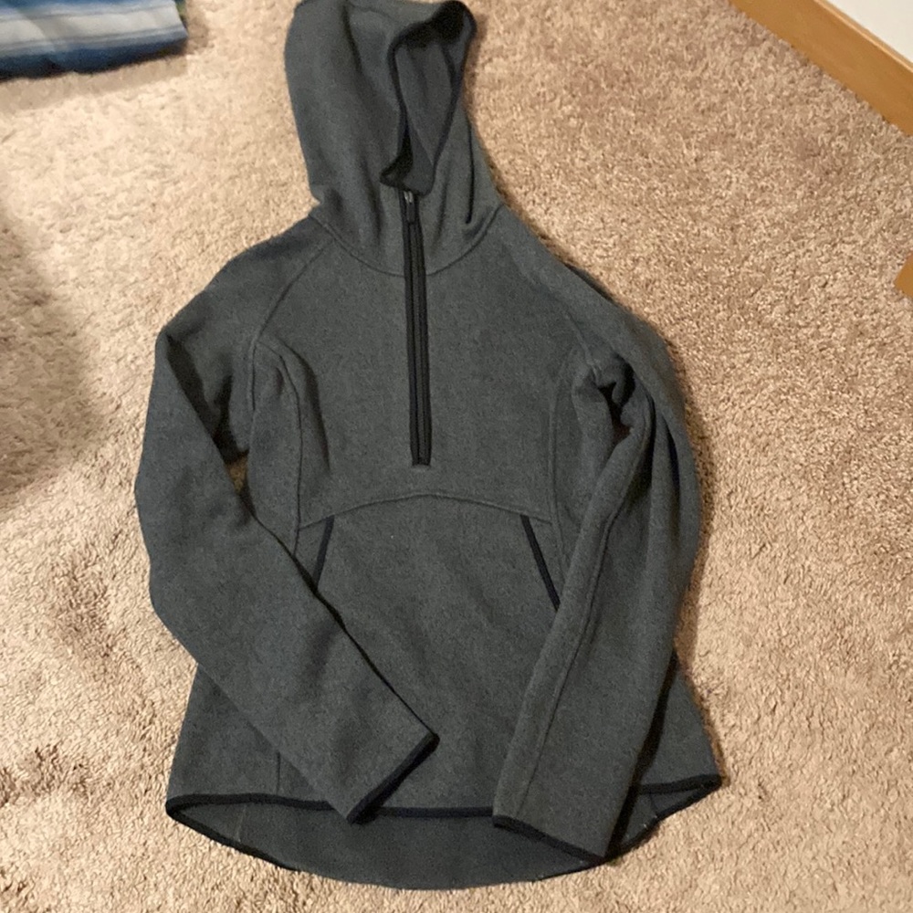 Womens zip up hooded LULULEMON jacket size 6